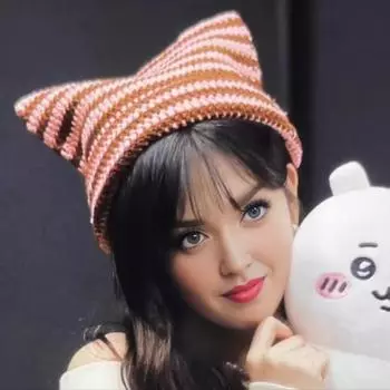 Зимняя женская шапка-кошечка с контрастными полосками и звездами, меховой шарик, декор в виде демона, ветрозащитная эластичная противоскользящая теплая шапка серый