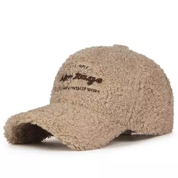 Зимой плюшевая теплая бейсболка с вышивкой New Lamb демонстрирует лицо маленькой кепки с козырьком. хаки