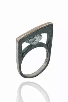 Кольцо из серебра 925 пробы с цирконом ручной работы специального дизайна