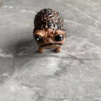 Злая жаба, милая африканская дождевая лягушка, украшает уродливую сердитую лягушку для садовой террасы, статую-украшение