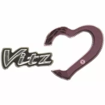 Значок Toyota One Point Vitz розовый Vitz [NCP131 KSP130 NSP130 NSP135] 08231-52401