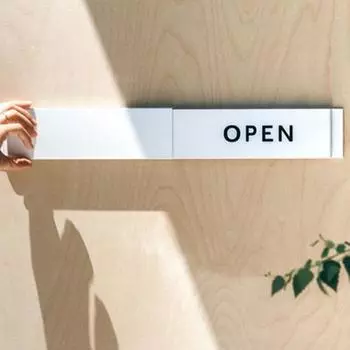 Знак «Открыто/Закрыто» для входа в магазин. Прочная, легко читаемая доска объявлений со слайдером. Простая установка. Напоминание о окне для магазина. 40x5cm чёрный