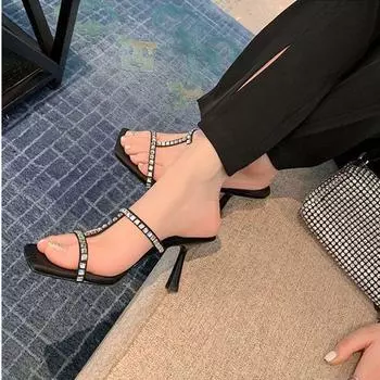 Знаменитости Интернета в тех же тапочках со стразами, которые женщины носят весной и летом 2024 года, новые туфли на высоком каблуке 34