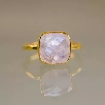 Золотое кольцо с радужным лунным камнем, Кольцо с июньским камнем, Кольцо с драгоценным камнем, Многослойное кольцо, Кольцо с безелем, Эффектное кольцо, Уникальное кольцо 5 белый