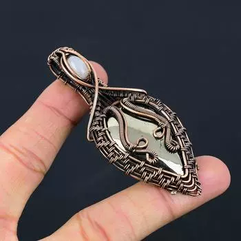 Золотой апачский пирит, драгоценный камень лунного камня, чистая медная проволока, обернутая дизайнерской подвеской ручной работы, ювелирные изделия для подарка 3.15 Inches золотистый