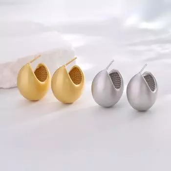 Золотые и серебряные серьги-гвоздики женские серьги 2025 новый популярный нишевый дизайн чувство высококачественного света роскошные темпераментные серьги