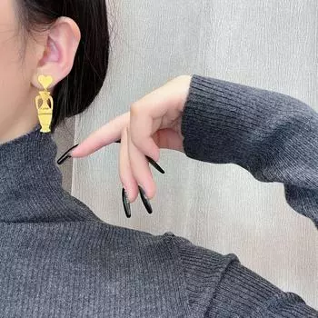 Золотые серьги Майяра: Ретро-стиль Гонконга, легкая роскошь, нишевый дизайн для женщин - коллекция Осень/Зима. Heart Vase Earrings