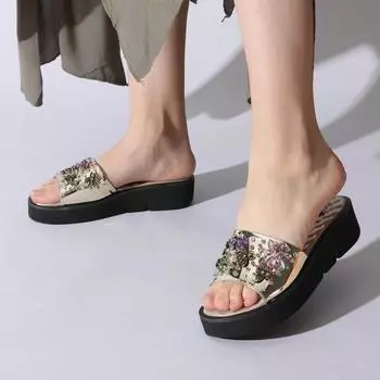 Золотые женские тапочки