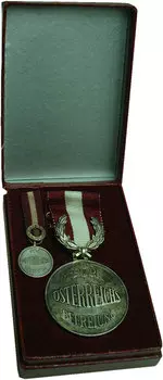 Медаль Австрии Посеребрение `Почётный знак ``За заслуги в освобождении Австрии`` - государственная награда Австрии, учреждённая 27 января 1976 года