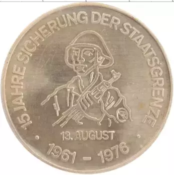 Медаль ГДР 1976 года Медно-никель Армия на страже мира
