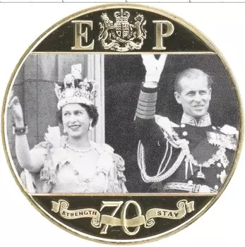 Монета крона Гибралтара 2017 года Позолота 70 лет свадьбе Королевы Елизаветы II и Принца Филипа