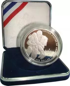 Набор монет доллар Америки 2011 года Серебро ? Подарочная монета-медаль "Память о павших героях" ? Этот эксклюзивный набор представляет собой серебряную монету номиналом 1 доллар, выпущенную в 2011 году Монетным двором Филадельфии в честь памяти о павших героях