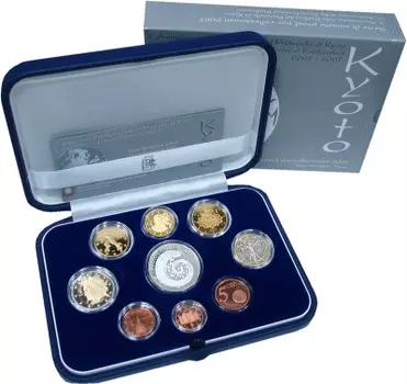 Набор монет Евронабор 2007 Proof Италии 2007 года В набор входят восемь монет регулярной чеканки, качеством Proof, номиналами: 1, 2, 5 евроцентов (бронза), 10, 20, 50 евроцентов (латунь), 1, 2 евро (биметалл), а так же 5 евро (серебро 925