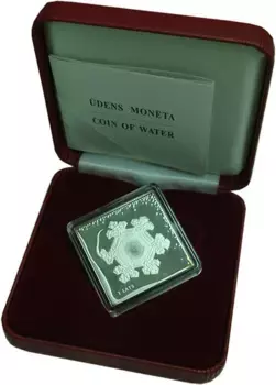 Набор монет лат Латвии 2009 года Серебро ? Монета "Coin of Water" - Символ Латвийского Искусства ? Приветствую вас в мире чудес нумизматики! Представляю вашему вниманию уникальную квадратную монету из Латвии, которая переносит нас в захватывающий микромир воды H2O