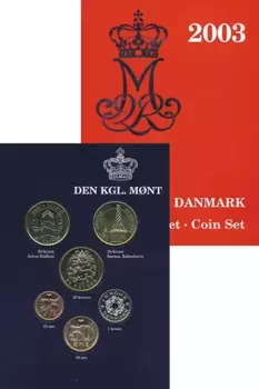 Набор монет Набор 2003 года Дании 2003 года В набор входят четыре монеты регулярной чеканки номиналами: 25 и 50 эре (бронза), 1 крона (медно-никель), 20 крон (латунь), а так же две памятные монеты номиналом 20 крон (латунь) с изображением городской ратуши Орхуса и зданиея копенгагенской биржи на острове Слотсхольмен - Бёрсен