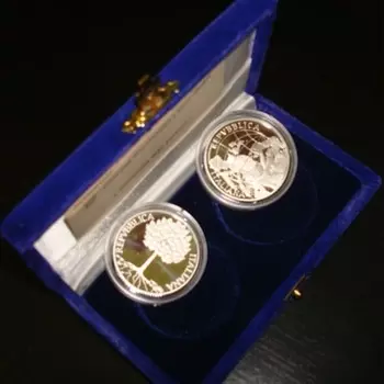 Набор монет Набор монет 2003 года Италии 2003 года Серебро Подарочный набор посвященный Республике Италия, включает 2 монеты номиналом 5 и 10 евро, серебро, качество proof, вес 18 и 22 г