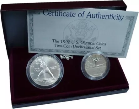 Набор монет Олимпийские игры в Барселоне Америки 1992 года Набор посвященный летним олимпийским играм 1992 года в Барселоне, состоит из двух монет номиналами 1/2 доллара (медь плакированная никелем) и 1 доллар (Серебро 900