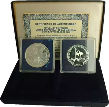 Набор монет Панамский канал Панамы 1979 года Серебро ? Эксклюзивный набор монет "Панамский канал" 1979 года ? Откройте для себя шедевр нумизматики — роскошный набор серебряных монет, выпущенных в честь исторического договора о Панамском канале, маркирующего новую эпоху в истории Панамы и международной мореплавательной индустрии