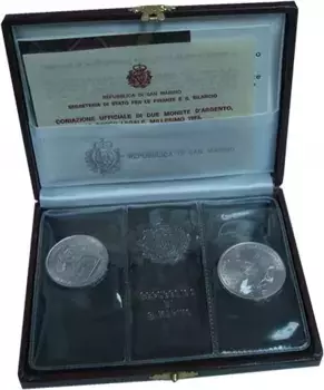 Набор монет Рафаэль Санти Сан-Марино 1983 года Серебро ? Набор посвящен итальянскому живописцу, графику и архитектору, представителю флорентийской школы живописи - Рафаэлю Санти (1483 - 1520) ? Набор монет включает в себя два серебряных экземпляра: монету в 500 лир (11 грамм, 835-я проба) и монету в 1000 лир (14,6 грамм, 835-я проба), каждая из которых представляет собой шедевр искусства