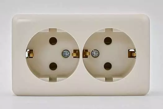 Розетка 2-м ОП VIOLA с заземл. крем. LEZARD 751-0300-127