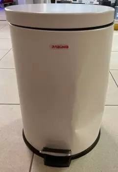 Ведро-контейнер для мусора (урна) с педалью ЛАЙМА "Classic", 20 л, белое, глянцевое, металл, 604949 состояние хорошее