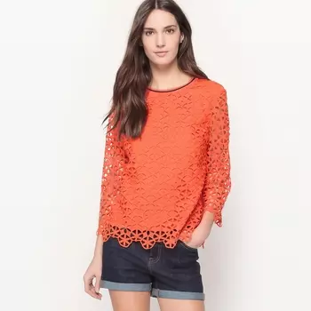 Блузка из кружева с рукавами ¾ и контрастным вырезом
