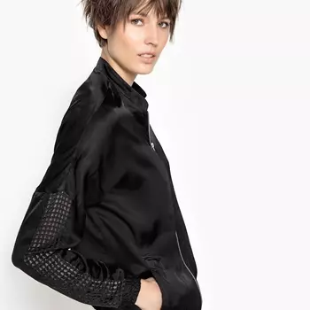 Блузка однотонная на молнии с двумя карманами спереди