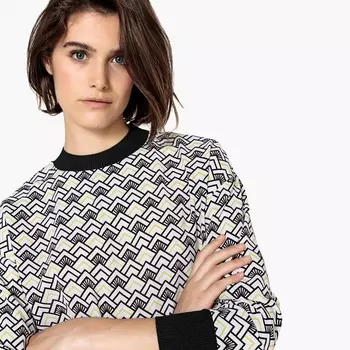 Блузка с круглым вырезом и геометрическим рисунком