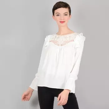 Блузка с кружевной манишкой и воланами на плечах