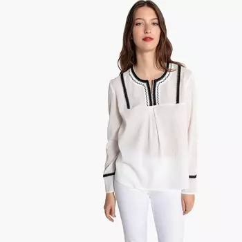 Блузка с манишкой с вышивкой и длинными рукавами