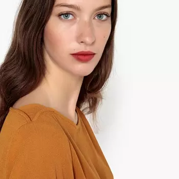 Блузка с разрезами по бокам и вставками на плечах