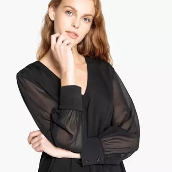 Блузка с v-образным вырезом и длинными прозрачными рукавами