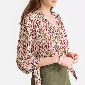 Блузка с V-образным вырезом и рисунком