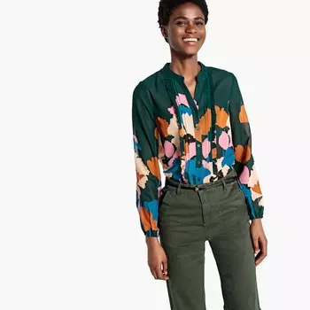 Блузка с воротником-стойкой, цветочным рисунком и небольшими воланами