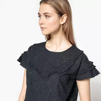 Блузка с вышивкой и короткими рукавами