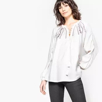 Блузка с вышивкой и помпонами