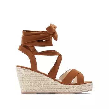 Босоножки на танкетке с открытым мыском