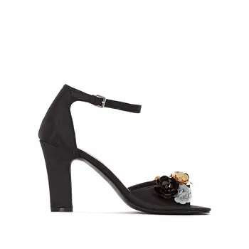Босоножки на высоком каблуке с цветочным украшением