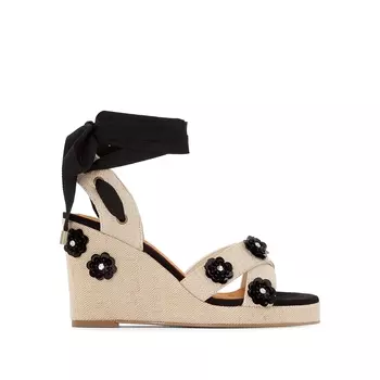 Босоножки с цветочным рисунком на танкетке