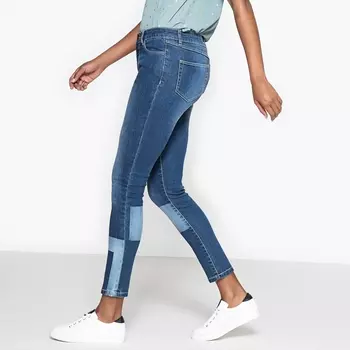 Джинсы-слим с нашивками