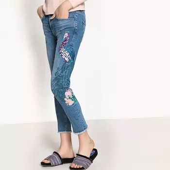 Джинсы узкие с вышивкой