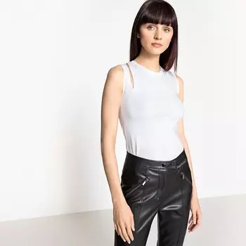 Футболка без рукавов с украшением на правом плече