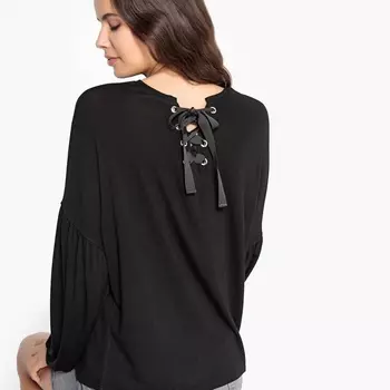 Футболка с люверсами сзади