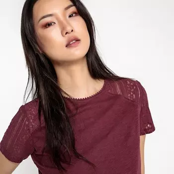 Футболка с рукавами из кружева