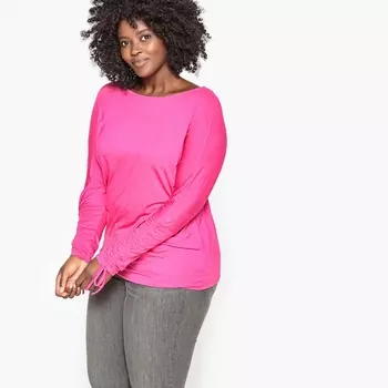 Футболка с узорами на рукавах