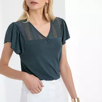 Футболка с V-образным вырезом