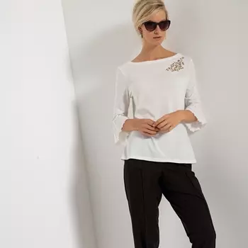 Футболка с вырезом-лодочкой и рукавами с воланами