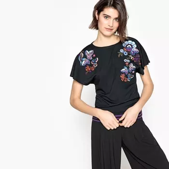 Футболка с вышитым цветочным узором