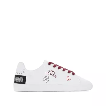 Кеды с феминистскими надписями