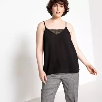 Комбинация с декольте на тонких бретелях из кружева